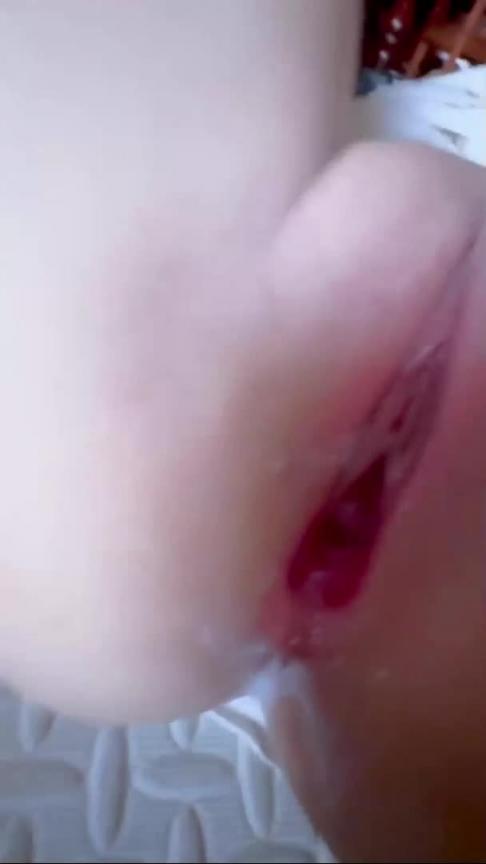 抓往假期的尾巴,趁着爸妈不在家,在客厅沙发上强行让妹妹帮我口交,快要高考的妹妹不愿意给我操,一气之下强行推到妹妹硬插了进去,最后哭腔着让我不要射进去!… 预览截图 12