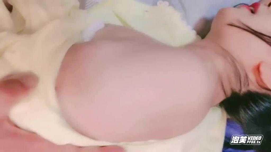 【双马尾萝莉】无毛嫩穴萌妹纸脱下内裤随意玩弄 预览截图 4