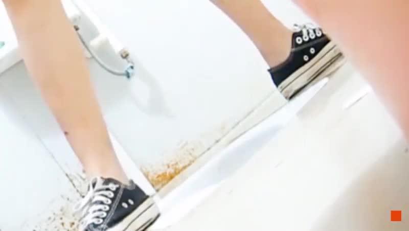 【精品偷拍】最强99位校花级学生妹厕所 偷拍，高颜值粉嫩小穴 预览截图 1