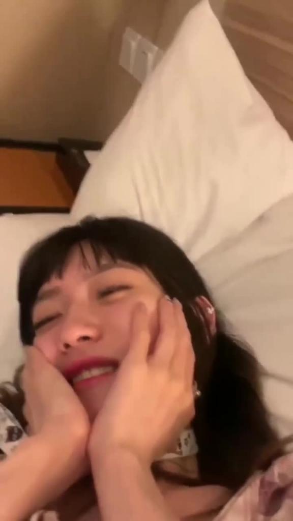 【吃瓜勐料】传媒大学骚女[吴嘉宜]，被灵魂拷问性爱史一边吃大屌做爱 预览截图 2