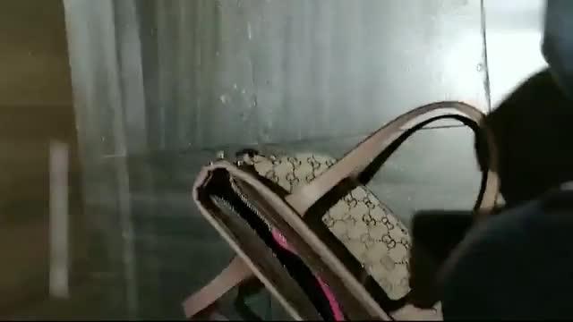 户外露出风骚少妇网吧厕所激情自慰随地捡个马桶刷插逼 预览截图 3