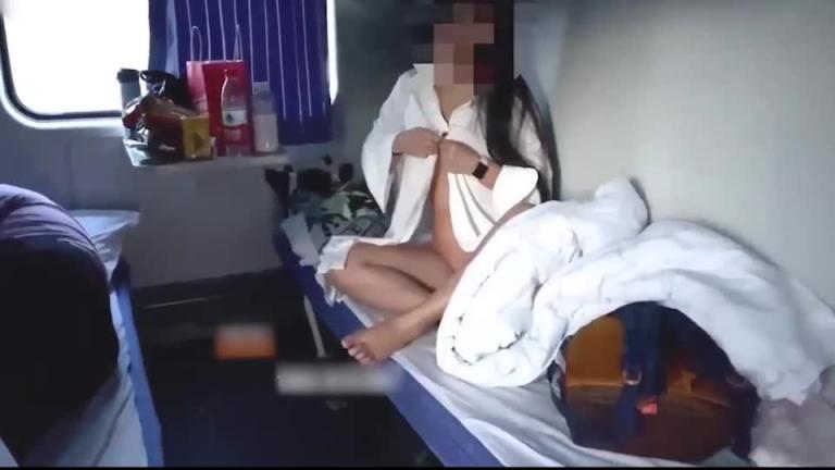 火爆全网的国内绿帽大神 让老婆在火车卧铺露出勾引旁边的老大爷 预览截图 1