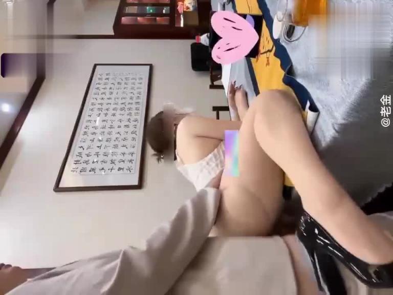 茶艺公司经理潜规则巨乳美女销售员,下班不回家被操中老公来电话怀疑 预览截图 5