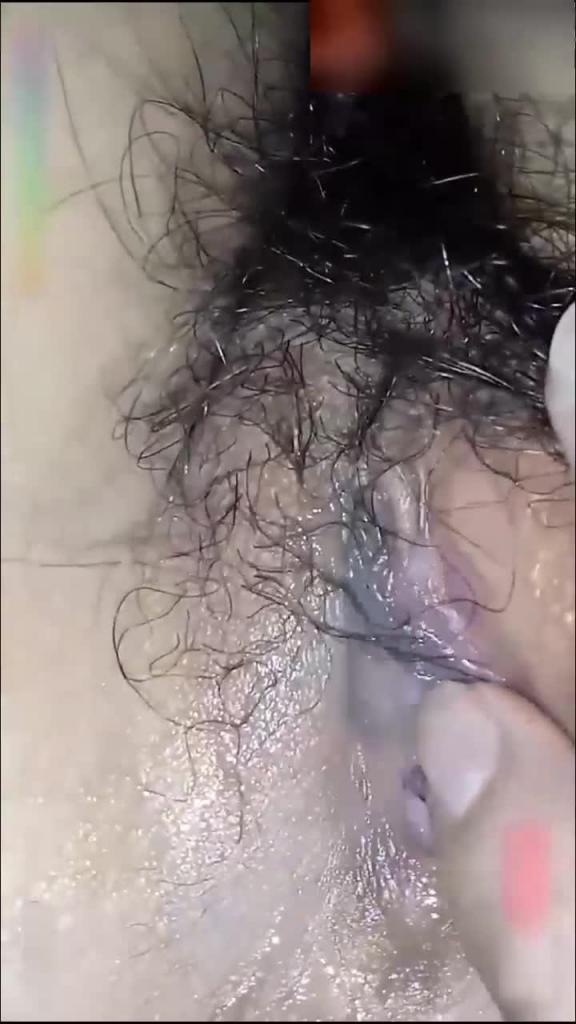 【乱伦】儿子玩弄妈妈骚穴,妈妈假装睡着,淫水却泛溢成灾 预览截图 3