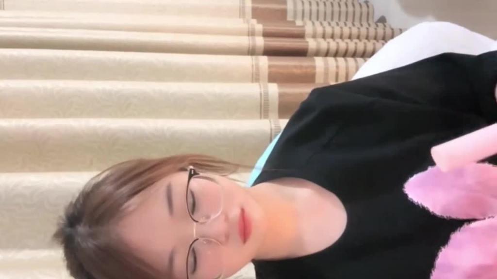 最新泄密【杭州传媒大学张雪自慰】肉感眼镜反差婊 预览截图 2