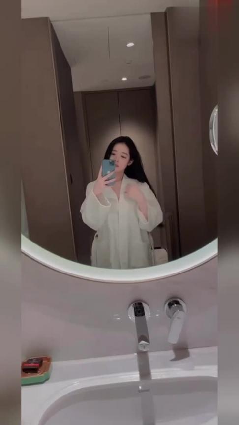 【足控足交-高颜值网红美腿女神】也是一步步从足控，到大尺度下海 预览截图 1