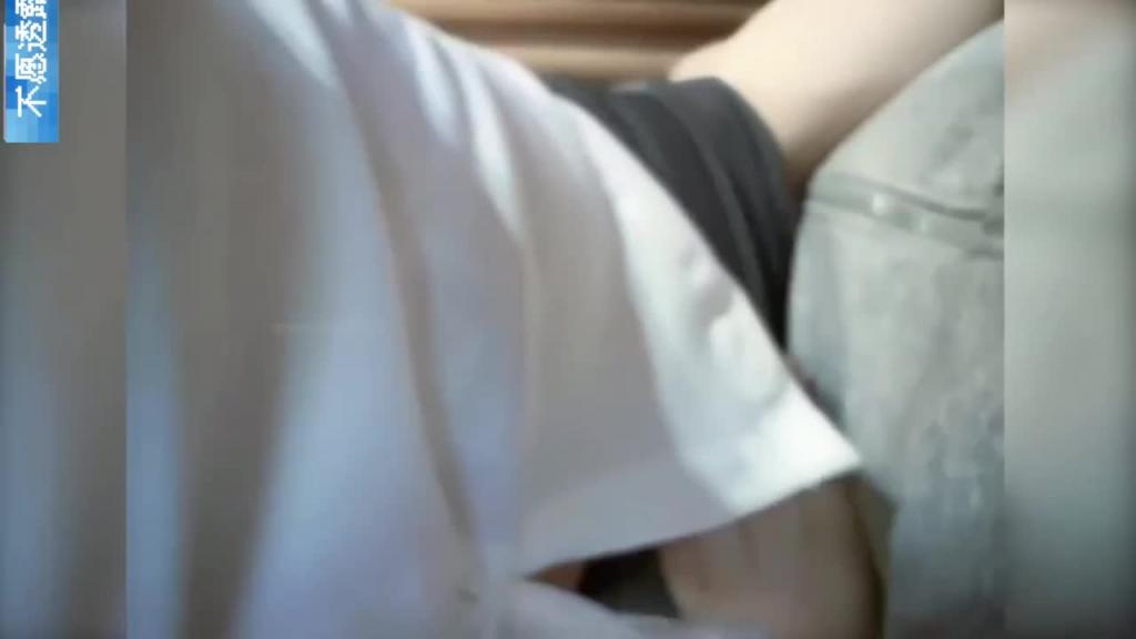 【勾搭嫂子】我替哥哥操嫂子,哥哥满足不了 我把黑丝嫂子当母狗操 预览截图 1
