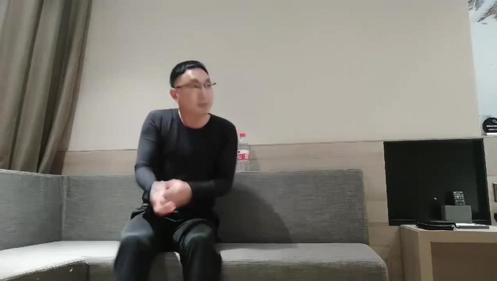 大神重金约炮良家少妇,初次下海,漂亮少妇的逼逼特写 偷偷拔套内射被发现。 预览截图 1
