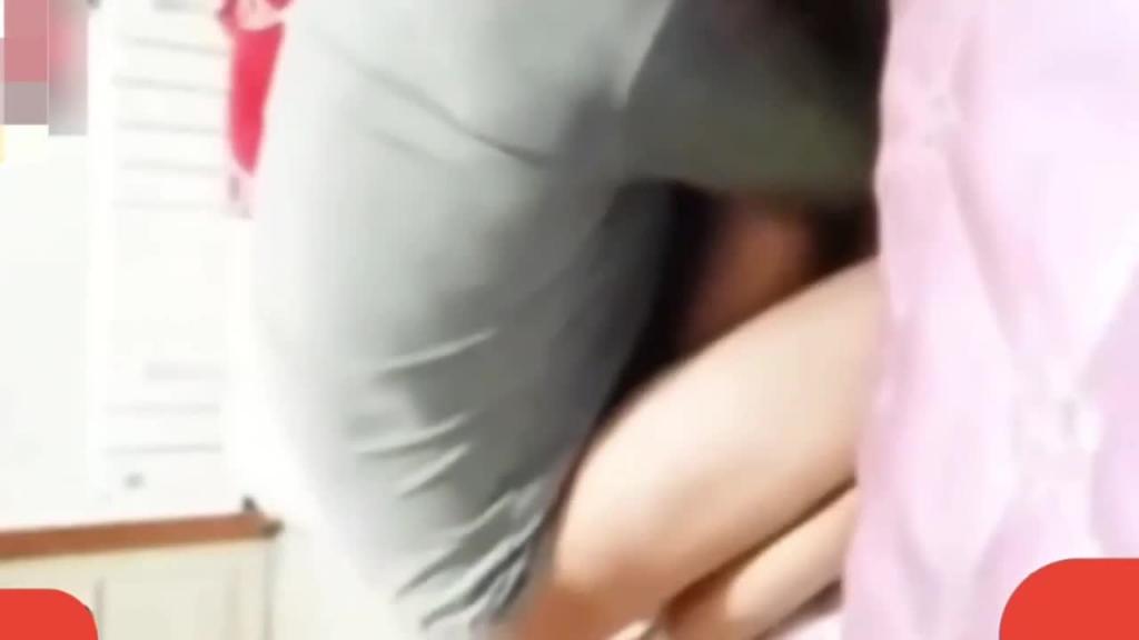 【真实乱伦】变态弟弟乘新婚姐夫不在家跑到房间强奸睡觉中的姐姐 预览截图 2