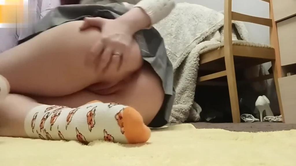 【萝莉精选】极品白虎萝莉妹在宿舍里无聊拿假屌自慰潮喷! 预览截图 1
