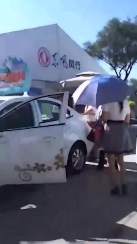 稀缺资源大神街射~厕拍~医院偷拍~酒店偷拍~更衣室偷拍合集100 预览截图 2