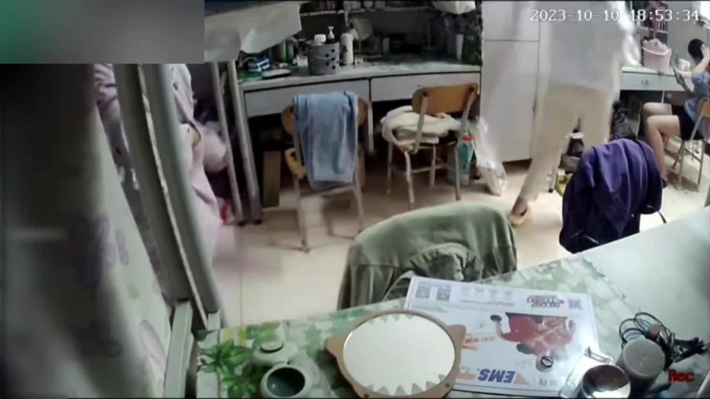 【极品稀缺-女生宿舍装针孔摄像头偷拍】竟然偷拍到同学每天带着跳蛋上课,取下来的时候全是淫水 预览截图 11