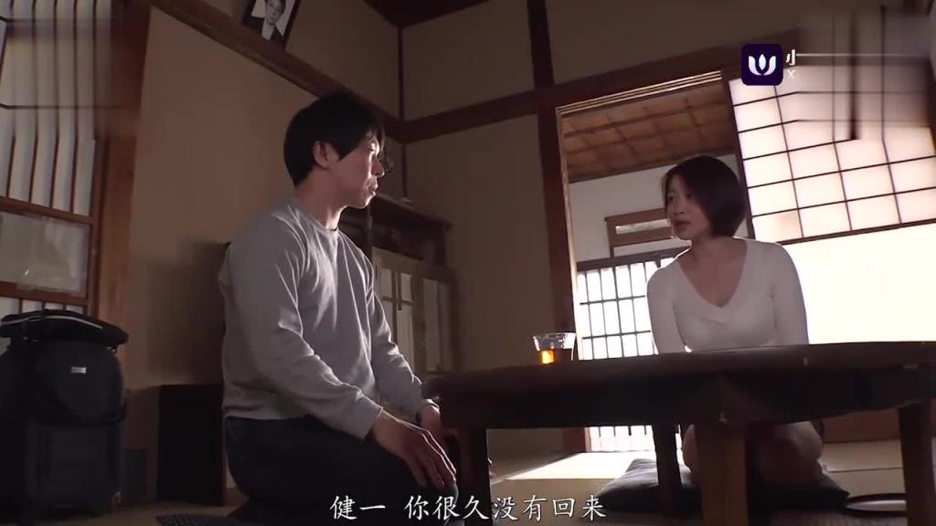 【家庭乱伦】半夜偷窥爸妈做爱，被妈妈的性感身材吸引，找了个机会把她强暴了 预览截图 1