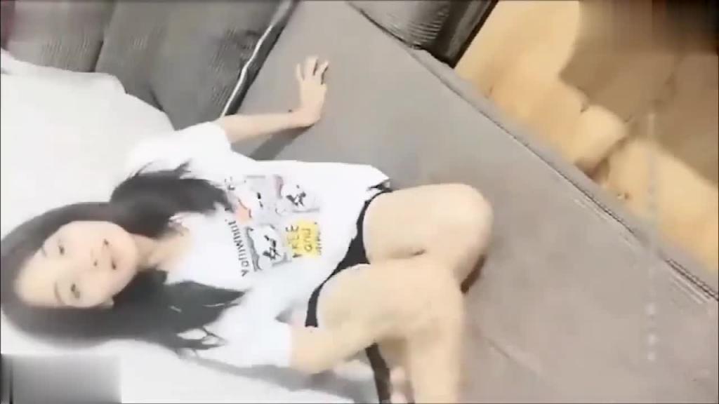 47岁的大叔操学妹一番性骚扰成功拿下无套内射 预览截图 3