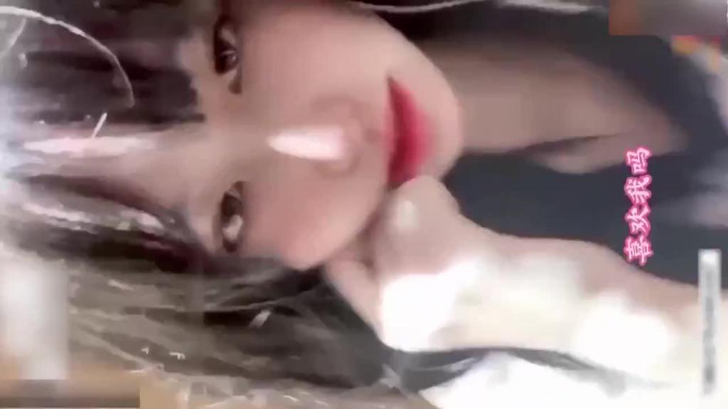 偷跑到商场厕所自慰高颜值反差婊 预览截图 12