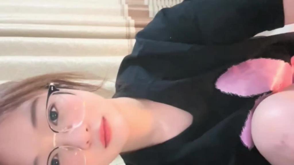 最新泄密【杭州传媒大学张雪自慰】肉感眼镜反差婊 预览截图 3