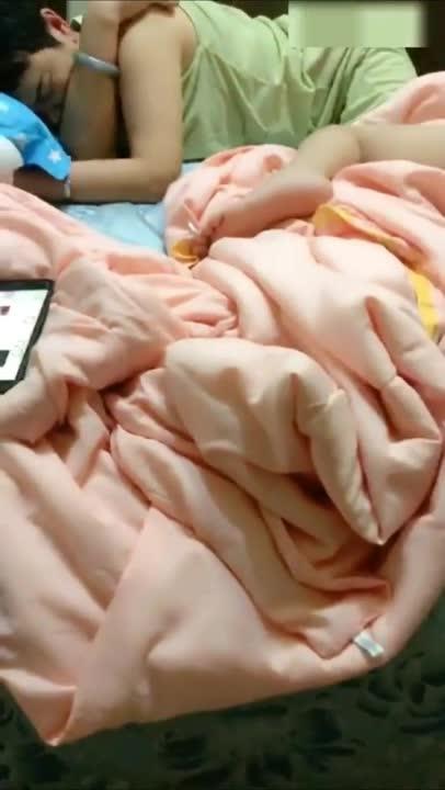 乱伦精选 骚货姐姐趁妈妈弟弟熟睡淫荡自慰偷偷拍妈妈骚穴舔弟弟小鸡鸡喂弟弟吃奶子 预览截图 11