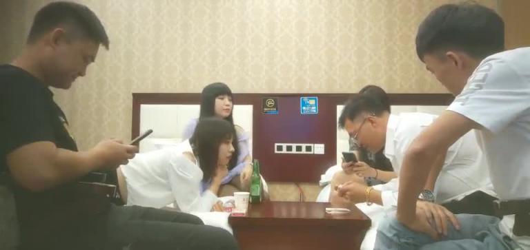 【换妻极品探花】3对夫妻交换淫乱，打牌脱衣，后面操穴前面插嘴，轮换着操绝对精彩 预览截图 4