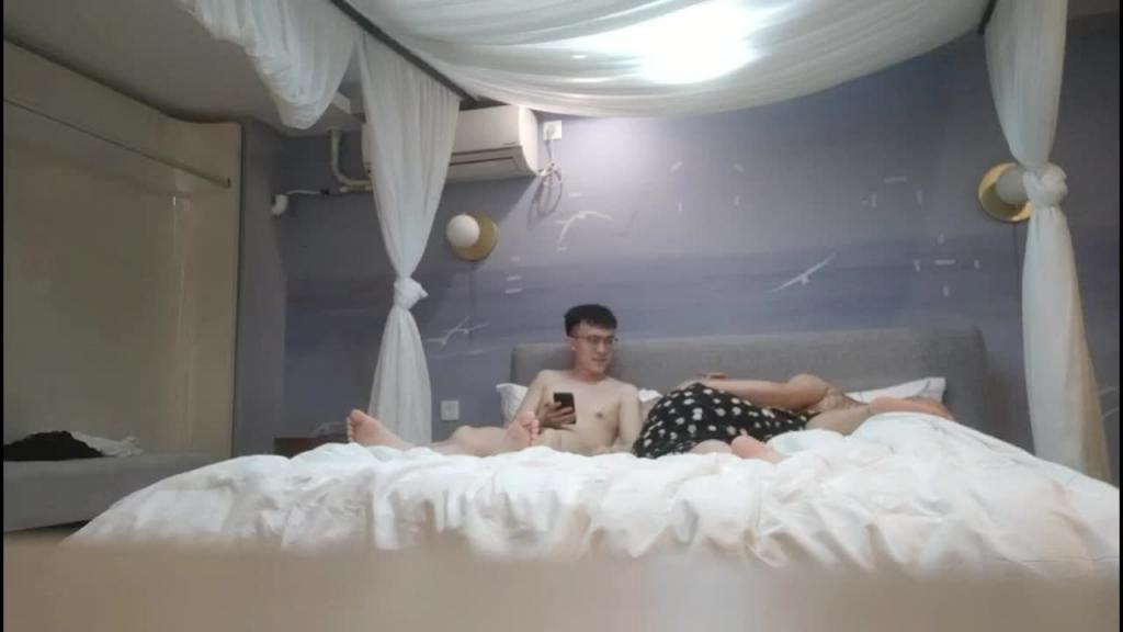 【真实换妻】两对夫妻酒店玩成人游戏，性致上来激情乱战，丰满身材超级爽 预览截图 9
