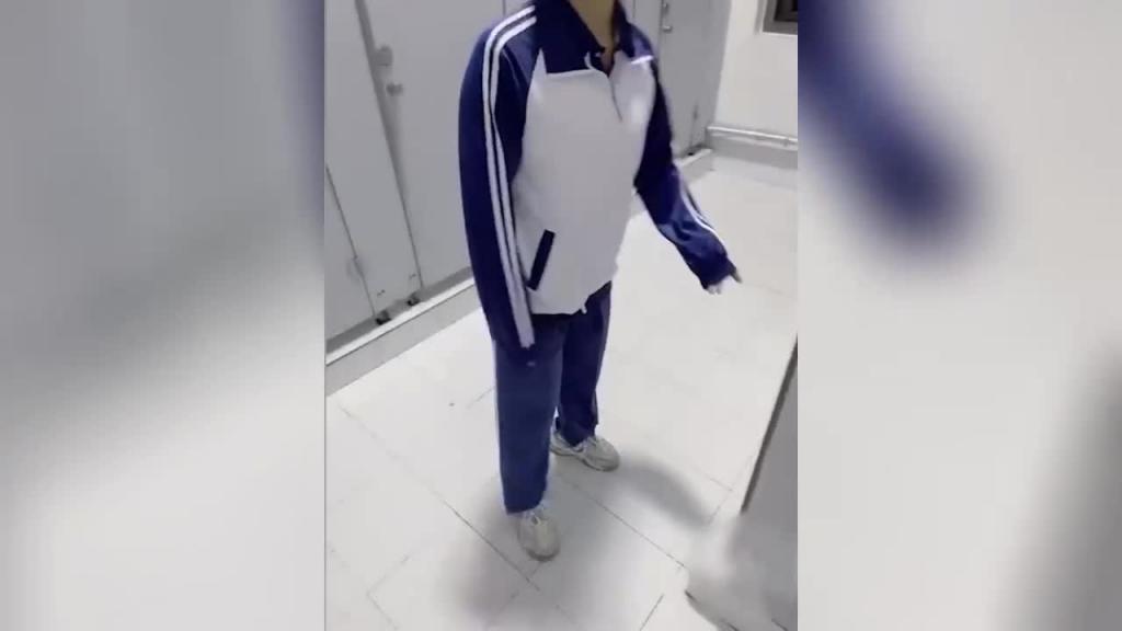 【兄妹乱伦】女厕强操白虎表妹求我快点干 预览截图 3