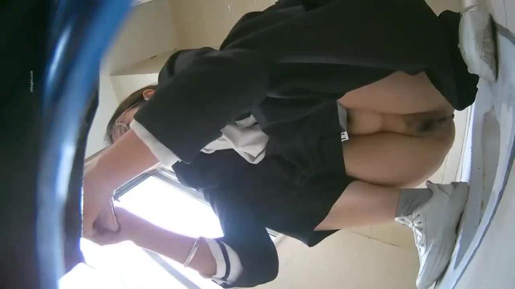 《高校舞蹈系女厕偷拍》近镜偷拍高颜值舞蹈系美女尿尿 预览截图 2