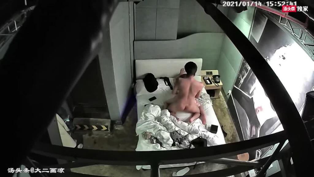 【甄选酒店偷拍】精神小伙给女友换上情趣内衣丝袜操 预览截图 7