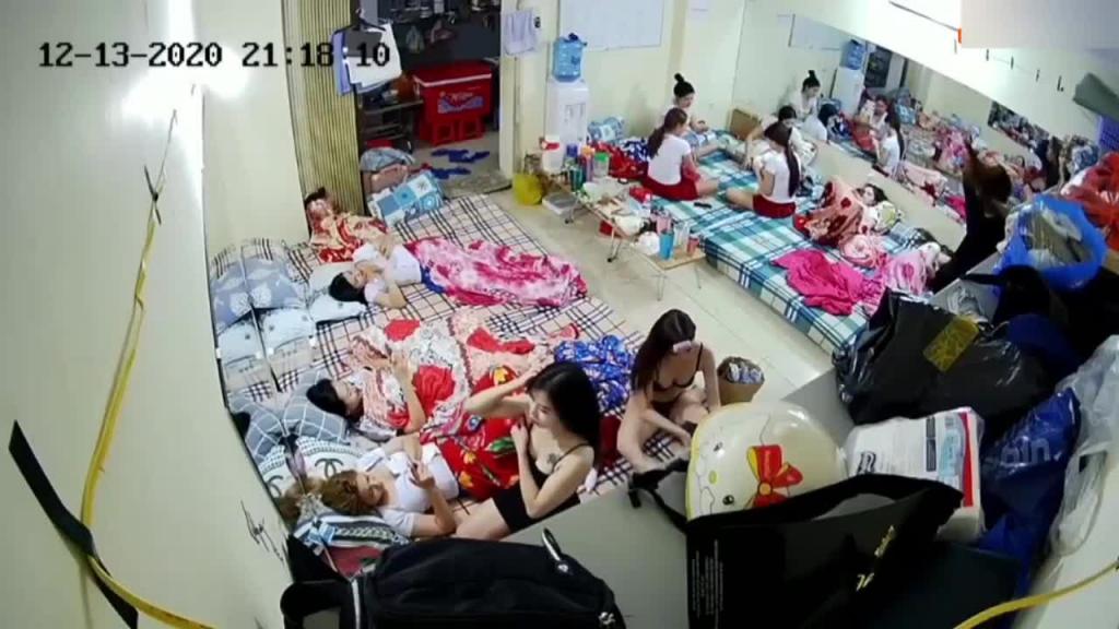 监控偷拍缅北电信诈骗公司女员工集体大通 铺睡觉洗澡 预览截图 2