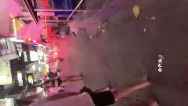 健身骚货泰国夜店勾引男模酒店双飞双女战一男喂男模吃韦哥逼操肿了! 预览截图 2