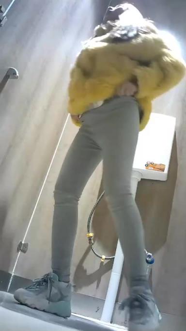 厕所偷拍美女翻车美女被吓得嗷嗷叫 舞蹈学院女生换卫生巾 尿完还抖一抖 预览截图 8