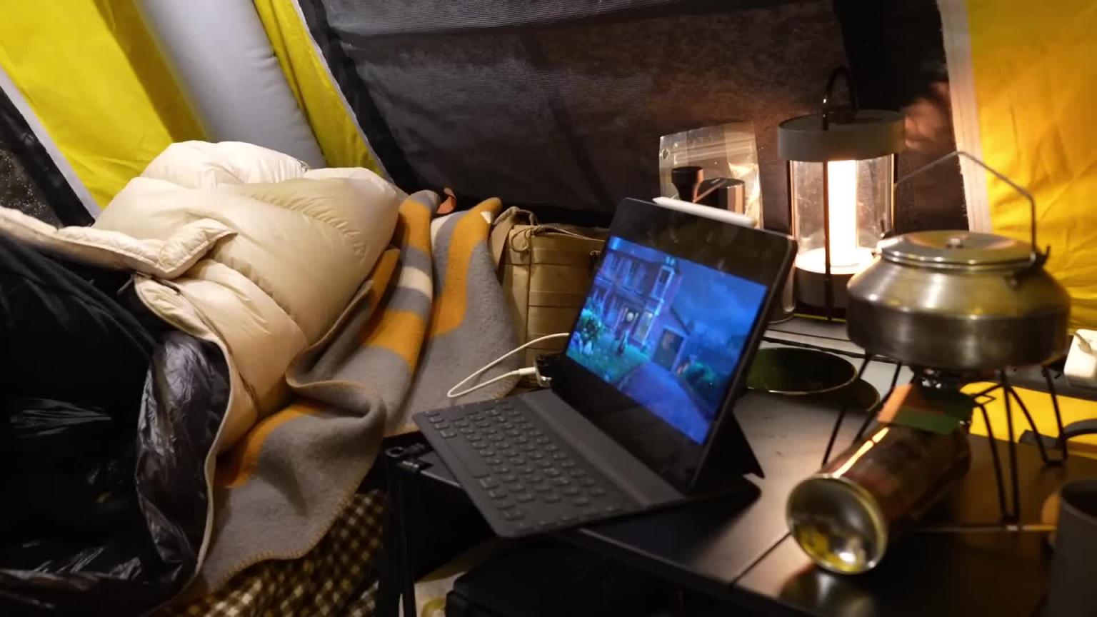 在雪林冰冻小屋的充气帐篷里露营 预览截图 9