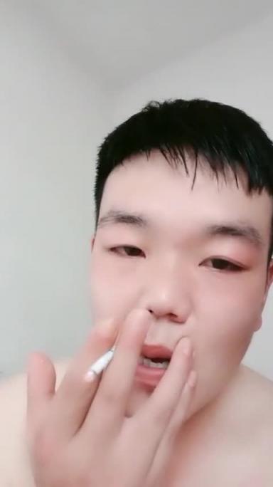 母子乱伦 让巨乳妈妈主动帮忙口交 预览截图 11