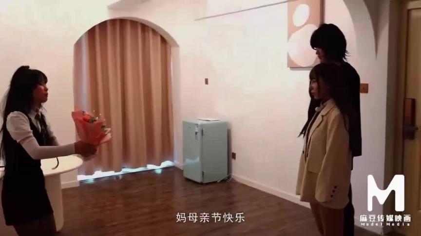 MSD-149 女儿被母亲送给炮友-淫荡母女争食肉棒 梓涵、丽娟 预览截图 3