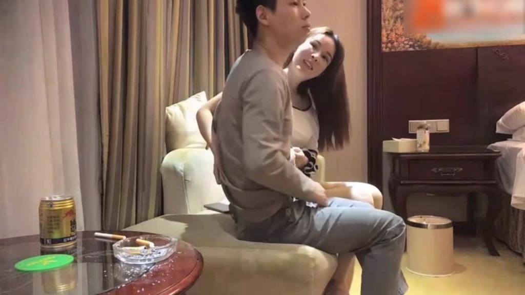 酒店重金约操二选一，刚下海的极品包臀裙少妇生意失败无奈兼职外围下海 预览截图 2