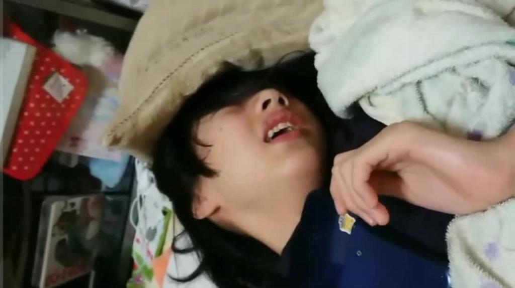 真实父女乱伦大作~趁女儿睡着各种玩弄女儿逼逼,处女膜清晰可见 预览截图 2