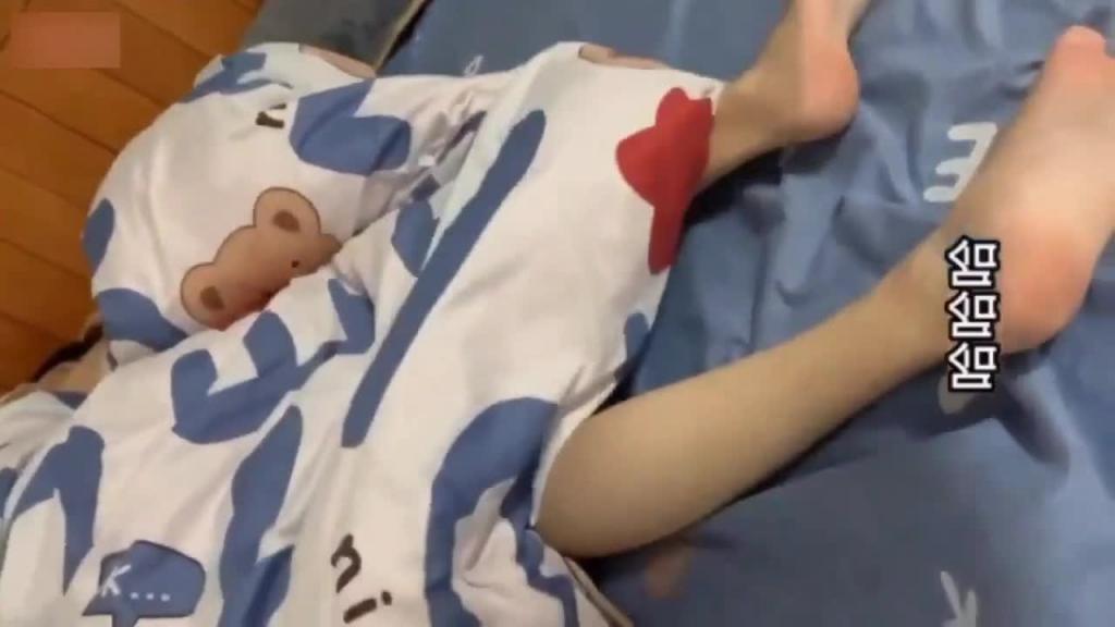 【真实兄妹乱伦】超粉小嫩逼被亲哥祸害,爸妈不在家,性瘾哥哥要求妹妹让他操,不然就不让他睡 预览截图 4