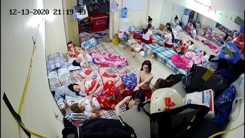 监控偷拍缅北电信诈骗公司女员工集体大通 铺睡觉洗澡 预览截图 12