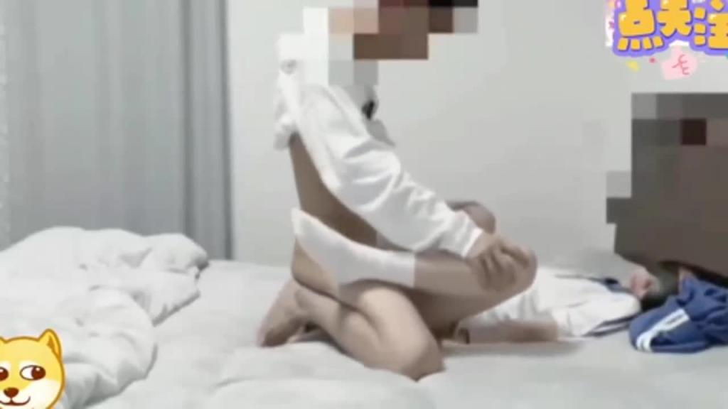 (深川校服妹事件后续】趁父母在家不在家居然着校服和主人开房，小小年纪居然会潮喷！ 预览截图 12