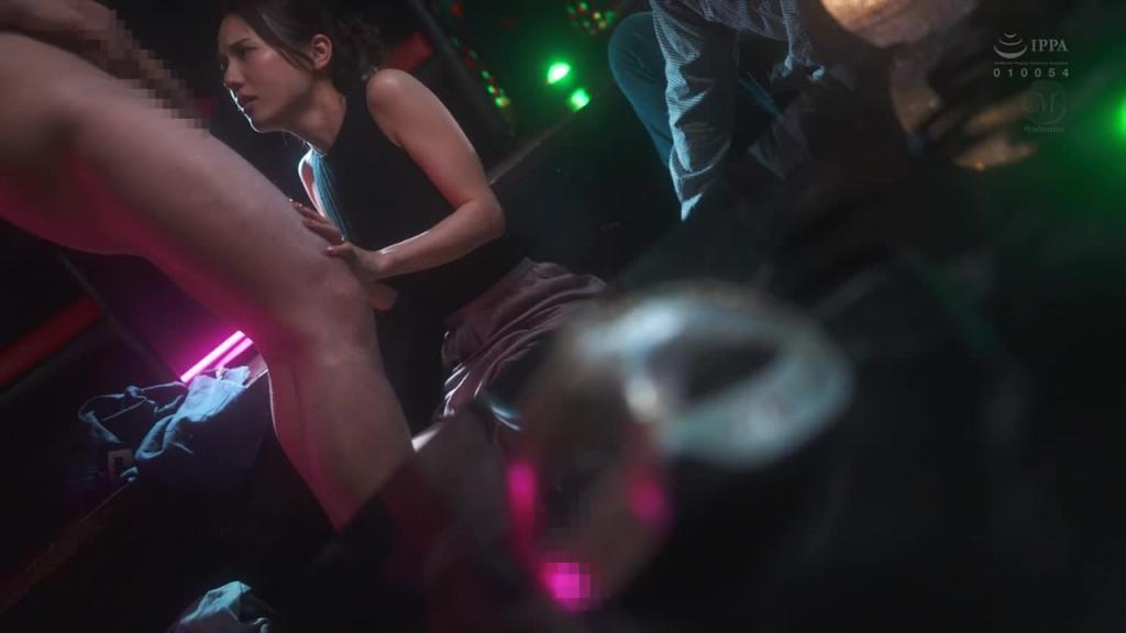 惊喜酒吧人妻NTR 「为了你…」说着对我爱着我,妻子却沉迷在群雄争夺中… JUR-119 预览截图 5