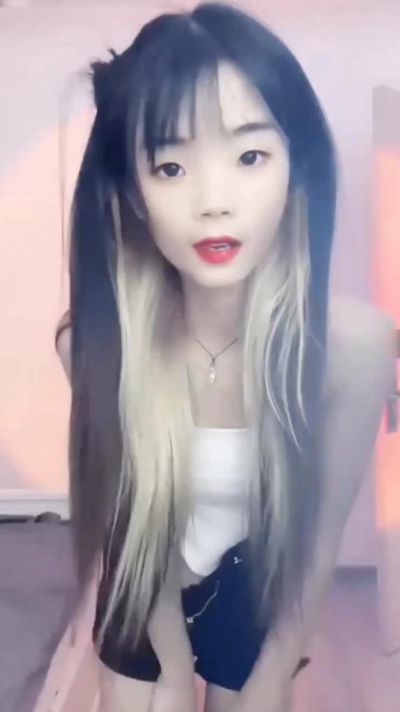 快手网红女主播极品辣妹小铃铛露脸高价定制大尺度私拍流出 预览截图 2