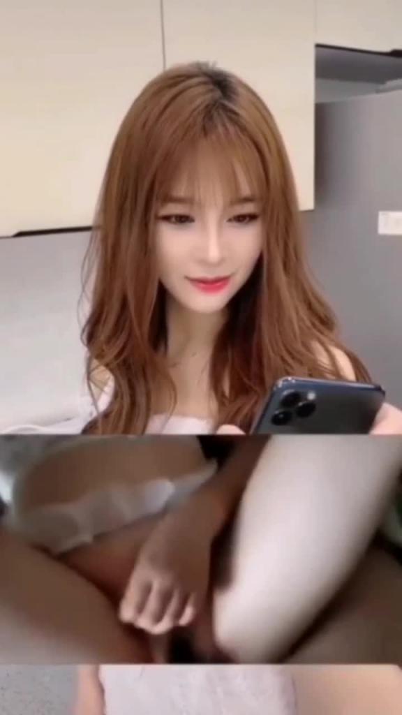 儿子给妈妈看小黄片，妈妈穿上开档丝袜勾引儿子 预览截图 3