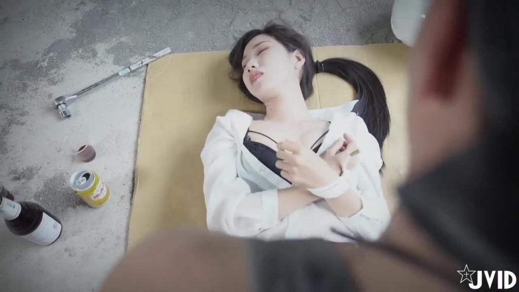 剧情片【薰草】工地水电工之狼狈围奸 黑丝包臀裙收验员女神被迷昏强奸1 预览截图 4