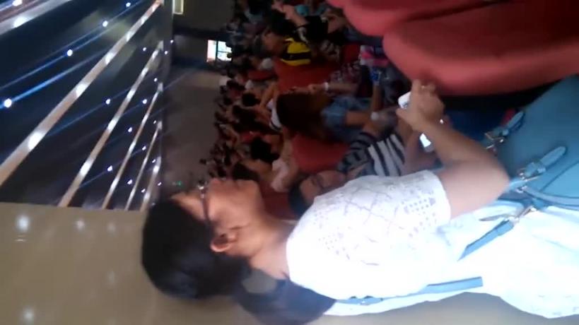 【偷拍】学校大礼堂偷拍班主任裙底,没想到竟然发现有水啊 预览截图 3