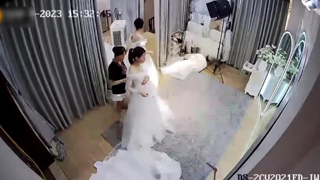 2023最新泄密 知名婚纱店偷安监控拍新娘婚纱事件 偷拍三位新娘同时换婚纱 还有个孕妇 预览截图 6