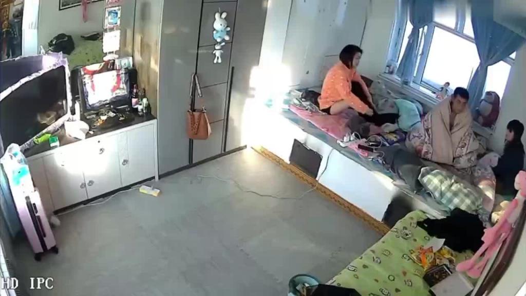 【监控破解】东北大炕真实乱伦一家亲 预览截图 1
