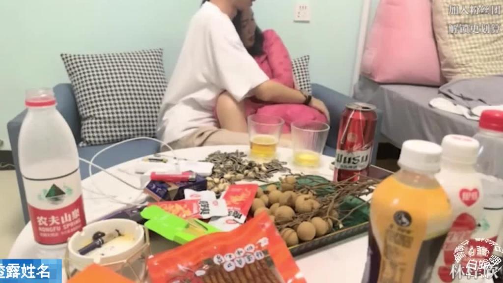 真实勾搭良家少妇,有点抗拒直接大鸡巴插她嘴里一下就老实了 预览截图 1