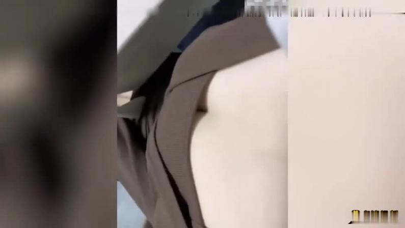 【姐弟乱伦】黑丝姐姐穿着黑丝来勾引我,以为我不敢上你?让你喷水喷的地板都湿透! 预览截图 3