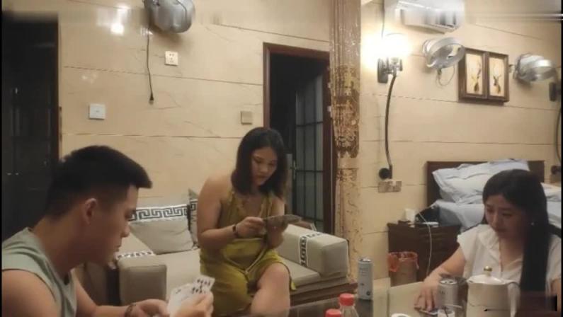 真实乱伦换妻 老婆闺蜜打算回家跟老公商量 预览截图 2