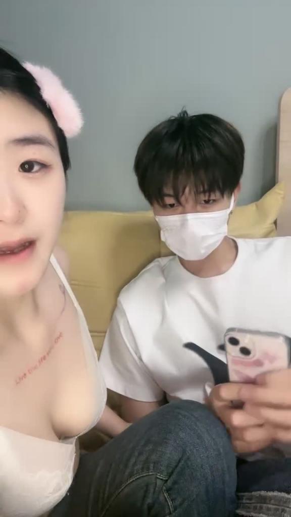 新人下海颜值美女!和小奶狗炮友操逼!主动翘起屁股,掰穴求操,不会调情比较干,搞不进去美女指导 预览截图 3