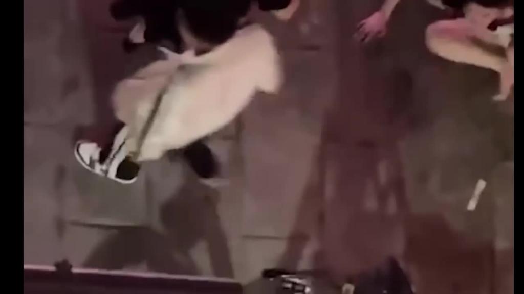 迈腾哥当街暴打妻子,内衣都扯出来了!皆因他前脚才走她后脚就偷人 预览截图 4