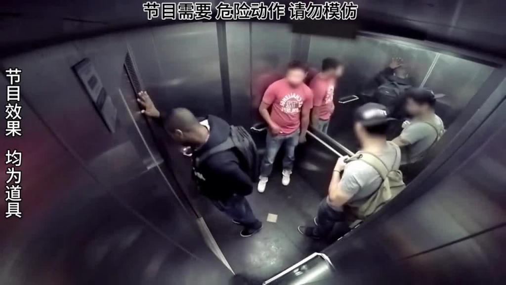 笑不活了,当电梯里有个内急的老6#整蛊路人 预览截图 5